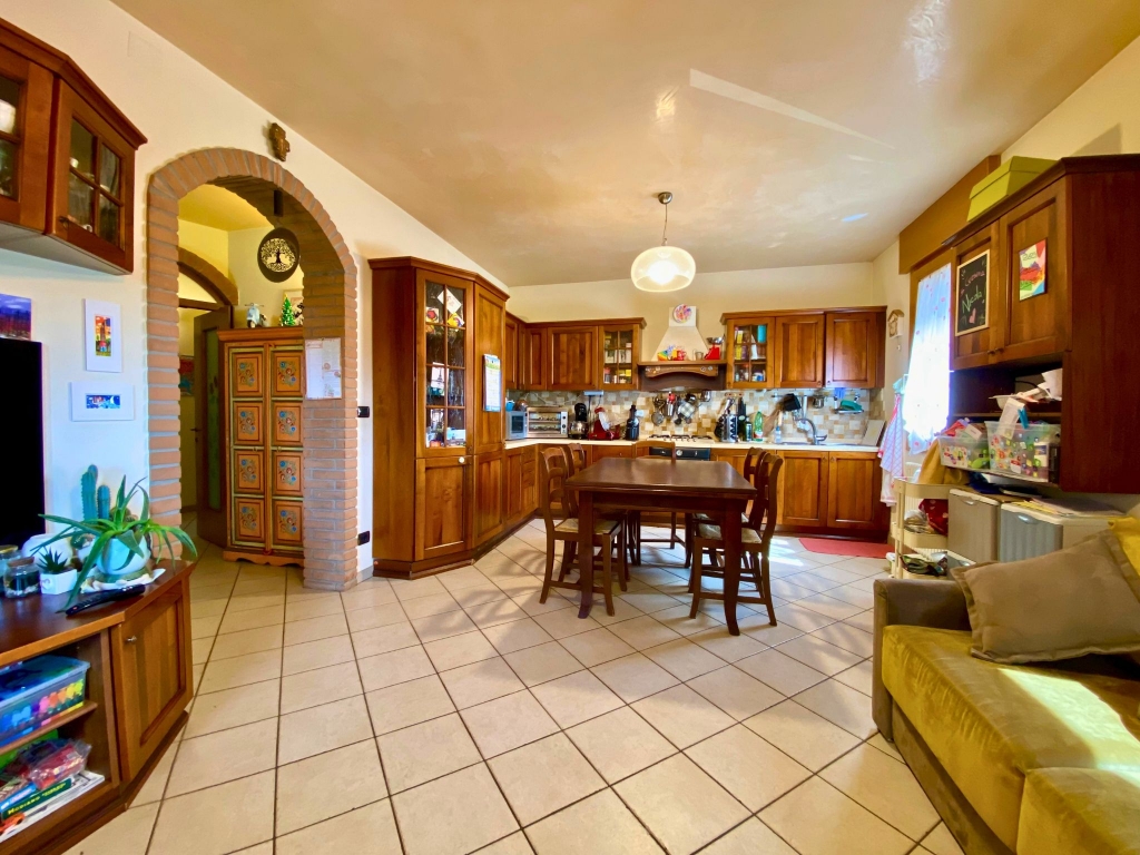 Porzione di bifamiliare con impianto fotovoltaico e garage