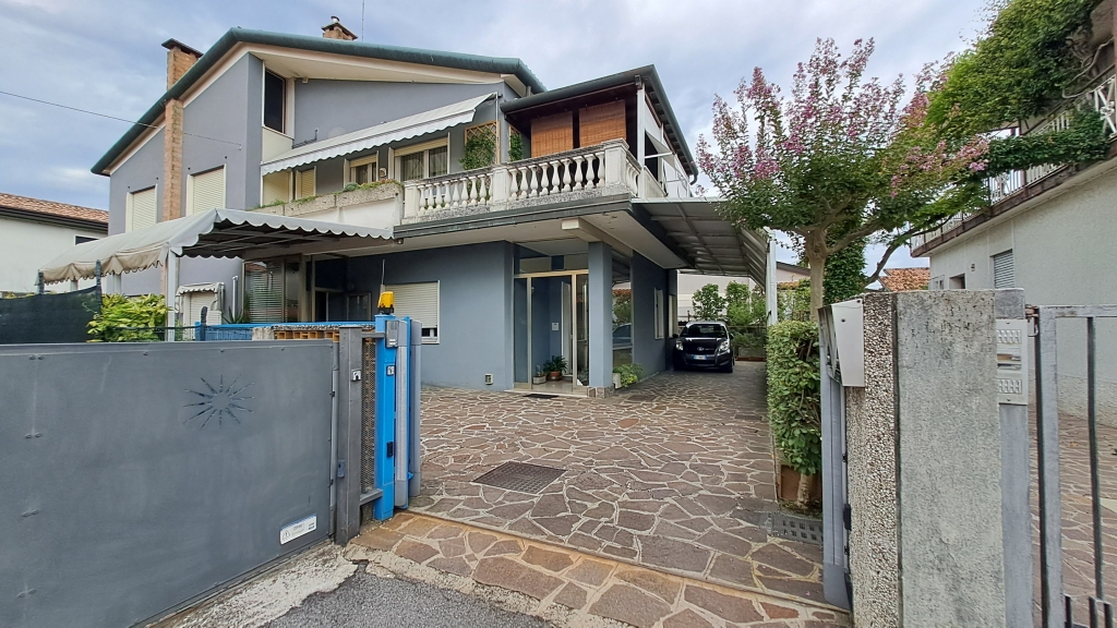 Favaro Veneto Venezia – Appartamento in bifamiliare con terrazza abitabile