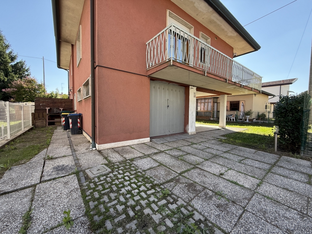 MIRA Appartamento in bifamiliare con 3 camere, giardino privato e ampio garage.